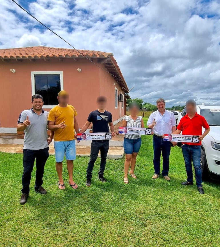 Bruno Joel Jorgge (1º izq.) posando junto al  senador cartista Natalicio Chase (2º der.) en marzo de 2023.