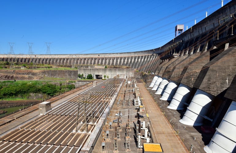 La hidroeléctrica de Itaipú genera un ingreso significativo para el PIB del país  en concepto de regalías y compensación por cesión de energía.