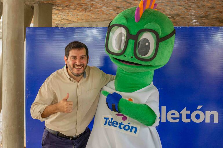 Víctor Ibarrola, director ejecutivo de Teletón junto a la mascota. (gentileza).