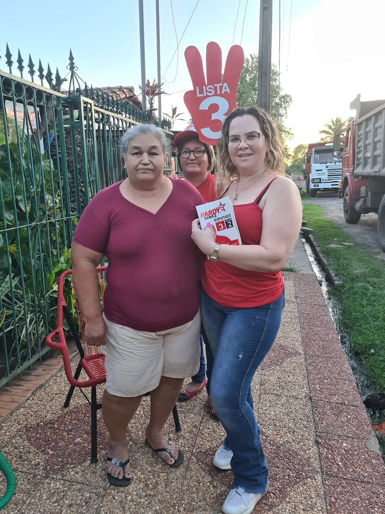 La consulesa Belinda Gómez Cattebeke recorre las calles de Presidente Hayes haciendo campaña política.