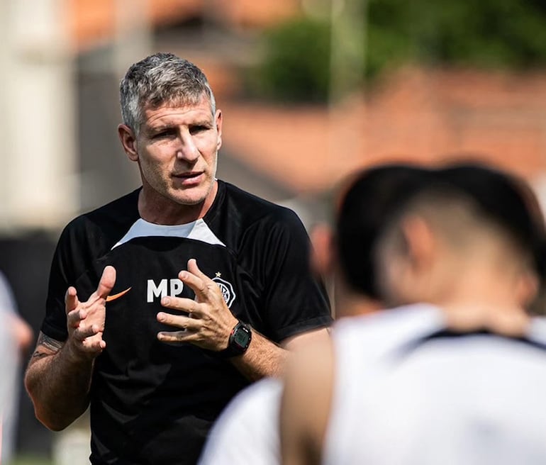 El argentino Martín Palermo, entrenador de Olimpia, conversa con el plantel antes de una movilización en la Villa Olimpia, en Fernando de la Mora, Paraguay.