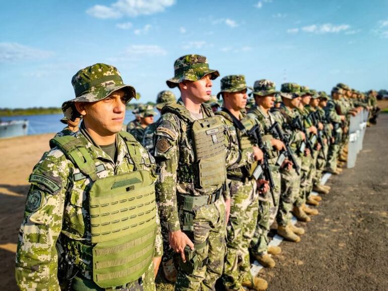 Imágenes de la Armada Paraguaya, durante prácticas de desfile, días atrás.