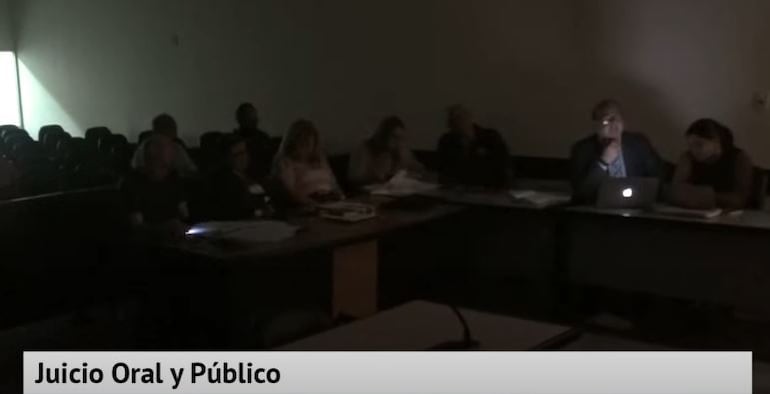 Juicio contra exministro Bower y dos policías se desarrolló en parte a oscuras por un corte de energía eléctrica. (captura de video).