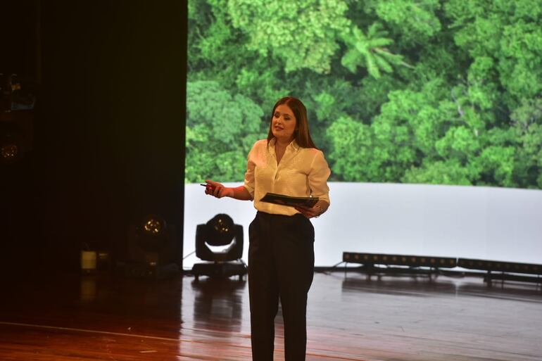 Cristina Goralewski, titular del INFONA, presentando el nuevo portal interactivo para conocer la realidad forestal nacional.