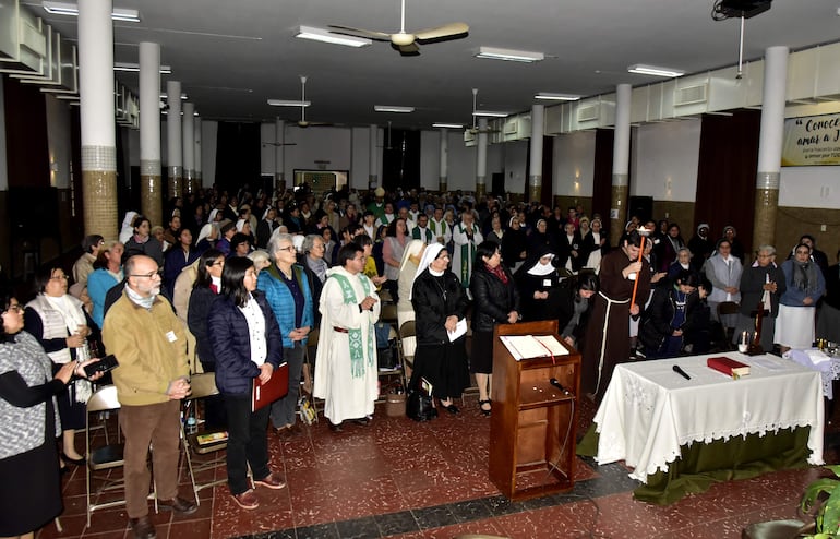 La Semana Nacional de Religiosos convocó a monjas y sacerdotes salesianos, franciscanos y jesuitas, en el Colegio Teresiano en Asunción.