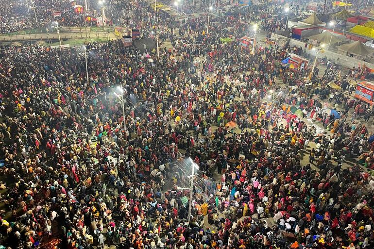 Al menos 30 personas murieron en India por una estampida en el mayor festival hindú del mundo. 