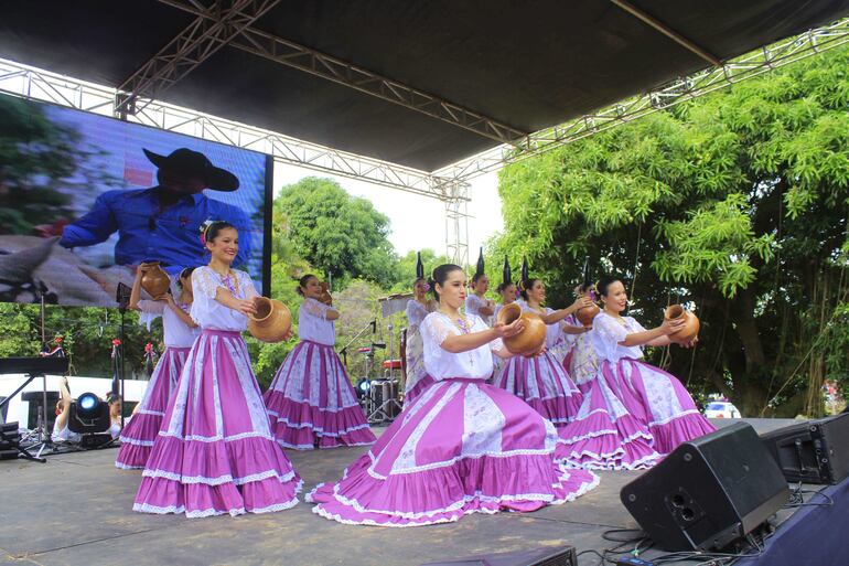 Danza paraguaya a cargo de la escuela de danza municipal de Villarrica.