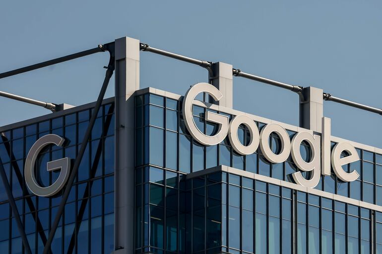 El logotipo de la empresa Google en un edificio de oficinas del centro de Atlanta .