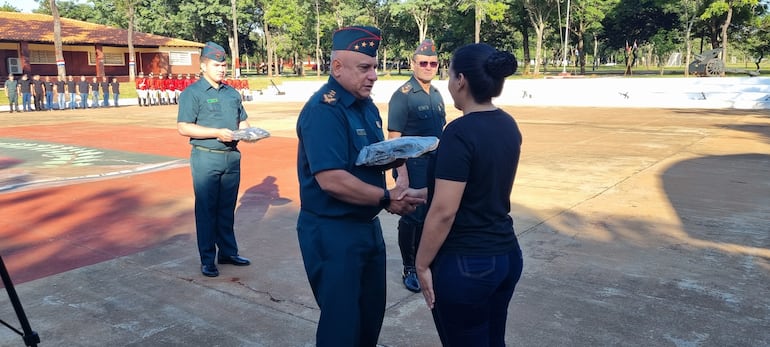 El comandante del Segundo Cuerpo de Ejército, general de división, Narciso López, entregando el uniforme a una de la nuevas cimeforistas.