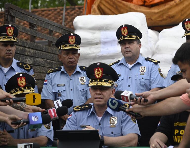 El comandante de la Policía Nacional, Carlos Benítez, brindando datos sobre una incautación de cocaína. (Foto de archivo).