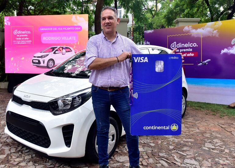 Rodrigo Villate, ganador del automóvil Kia Picanto 2025 de la promoción “Dinelco Te Premia”.