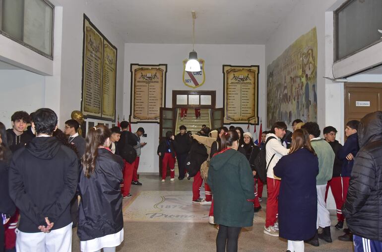 Alumnos de los dos movimientos que se declaran como líderes del centro estudiantil, se aglomeraron hoy en la entrada del CNC.