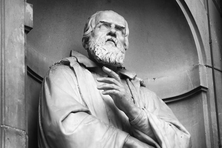 Estatua de Galileo Galilei frente a la columnata de los Uffizi en Florencia. Esculpida por Aristodemo Costoli en 1851.