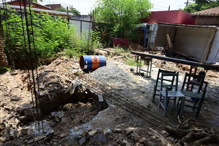 Enormes pozos y muebles pedagógicos en desuso, además de materiales de construcción, se observan en la escuela Delfín Chamorro del barrio Roberto L. Pettit a días del inicio de clases.