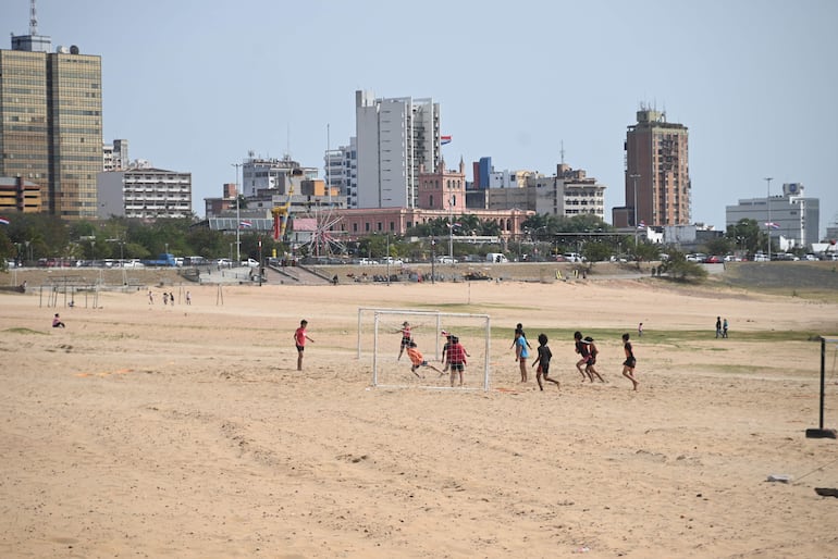 En la Costanera se realizan hoy deportes de playa. Al fondo se observa Asunción, con el Palacio de los López en el centro.