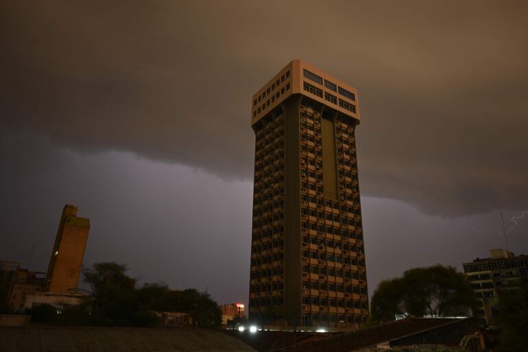 Edificios del microcentro de Asunción sin energía eléctrica. (Imagen de archivo).