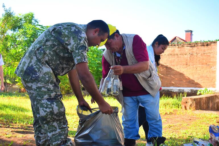 Eliminación de posibles criaderos de mosquitos con trabajos de mingas ambientales.