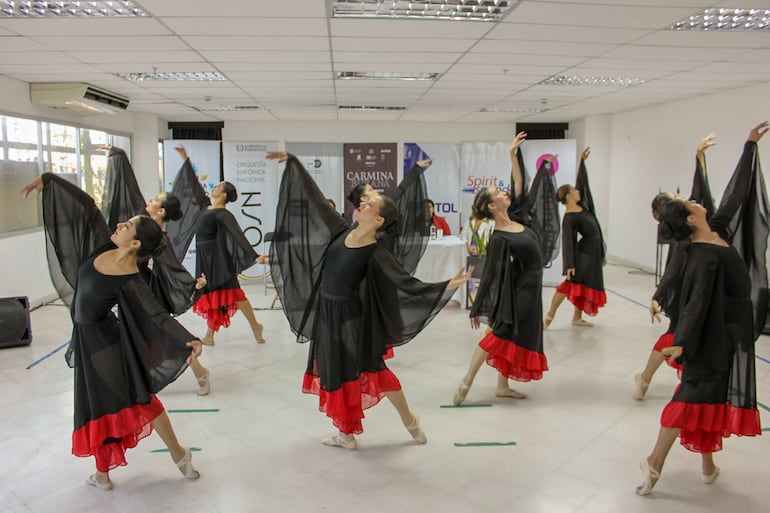 Integrantes del elenco que subirá a escena con "Carmina Burana" durante una breve demostración de unas de las danzas.