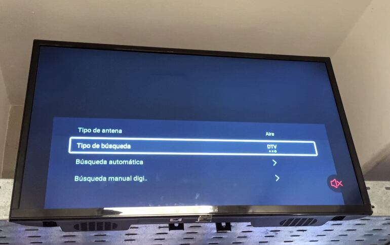 Imagen de un televisor plasma que cuenta con la opción "DTV" por lo cual ya solo se deberá realizar la sintonización cuando ocurra el apagón analógico.