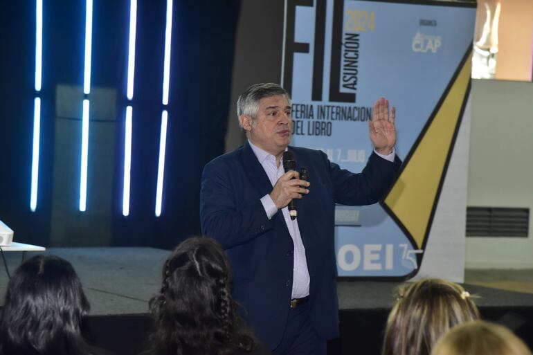 El ministro de Educación, Luis Ramírez, presentó el miércoles el programa Ñe´êry en la Feria Internacional del Libro.