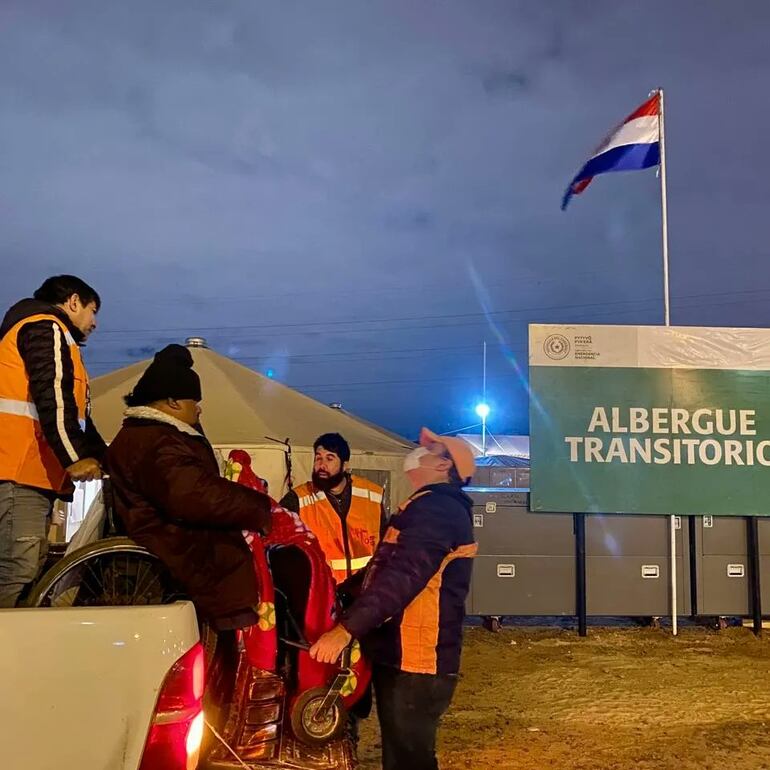 Una persona con discapacidad, en situación de calle, fue trasladada a uno de los albergues de la Secretaría de Emergencia Nacional, ante las bajas temperaturas registradas anoche.