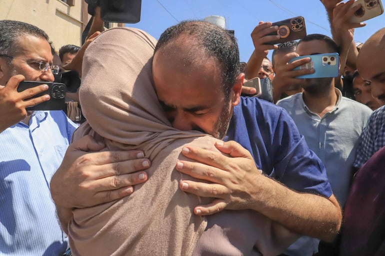 Mohamed Abu Salmeya, director del hospital Al Shifa de Gaza, es recibido por sus familiares luego de haber sido liberado tras siete meses preso en Israel.
