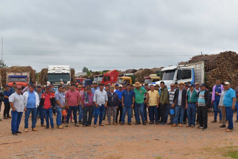 Cañicultores van a paro y no ingresan materia prima en la planta alcoholera de Petropar en Mauricio J. Troche.