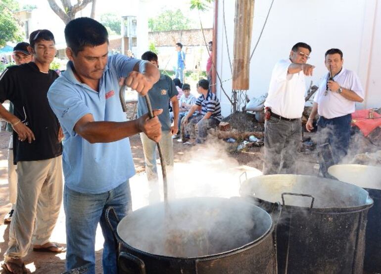 El Sistema de racionamiento en crudo asistido, consiste en una solución integral que comprende desde el análisis y la planificación de los menús,
el abastecimiento y almacenamiento en la Unidad Penitenciaria, hasta la provisión diaria de la materia prima necesaria para preparar las raciones.