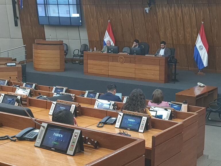 Ayer en Cámara de Diputados se realizó una mesa de trabajo para analizar eventuales medidas que debería de asumir nuestro país para encarar la negociación del Anexo C en Itaipú.