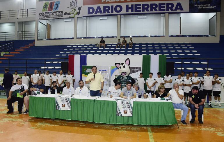 Ricardo Estigarribia, Gobernador de Central, hablando en el lanzamiento del torneo, en Villa Elisa.