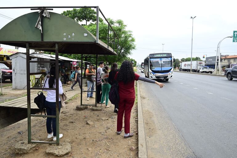 Pasajeros esperan buses