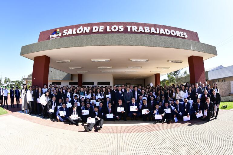 Siguen las denuncias de parientes de altos cargos "enchufados" a la Itaipú en su último concurso.