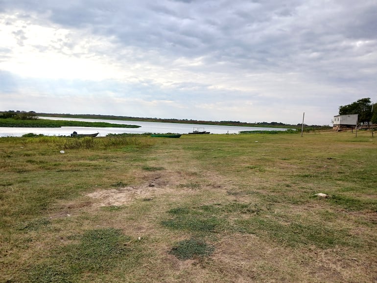 Por lo general en esta epoca del año, este sector del río, en el barrio San Miguel de Fuerte Olimpo, suele estar cubierto de agua.