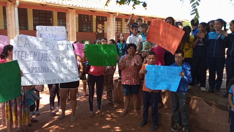 Padres y alumnos de la Esc. Básc. Nº 2959 “Mbokajaty Sur” de la ciudad de Itauguá ubicada en la compañía Mbokajaty Sur piden la devolución de dos rubros que el MEC asignó, pero que fue desviado a otras instituciones.