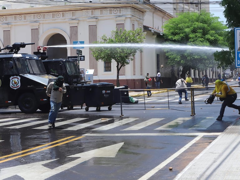 La Policía Nacional reprimió a manifestantes.