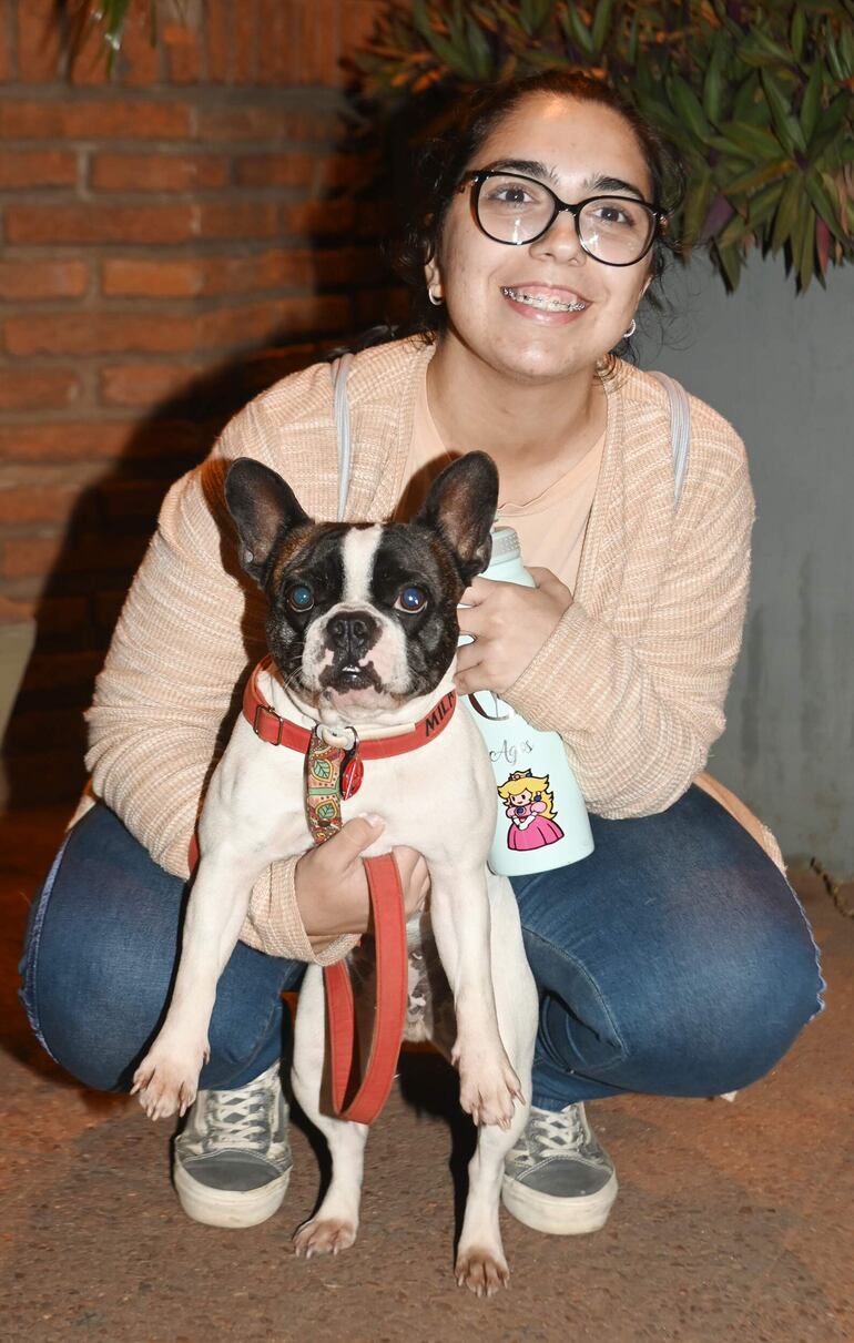 Agostina Díaz Escobar con Mila.