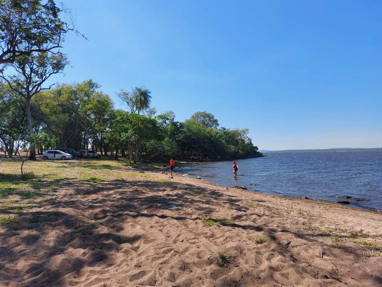 Los visitantes pueden disfrutar de las playas, la exuberante vegetación y respirar aire puro a orillas del Ypoá.