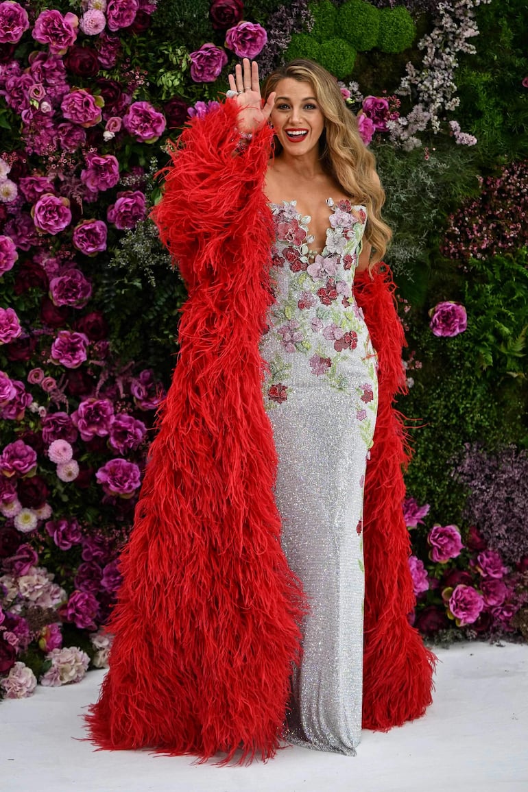 ¡Diosa! Blake Lively con un vestido floreado. (JUSTIN TALLIS / AFP)