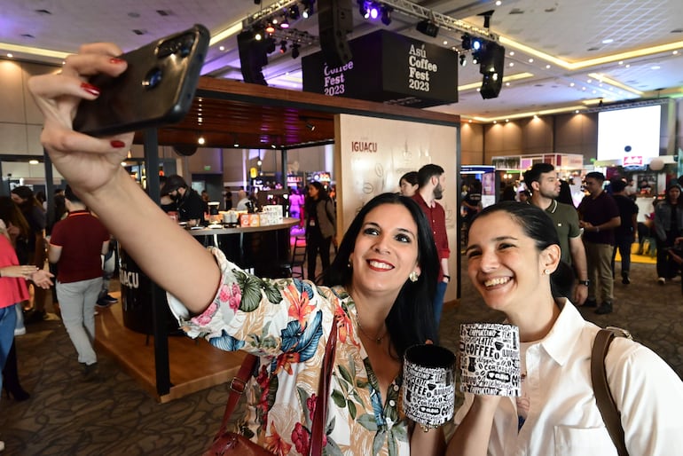 Los visitantes aprovecharon para degustar y conocer más acerca del mundo del café. No faltaron los selfies para captar los momentos del encuentro.