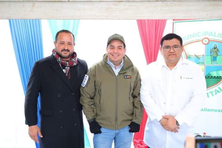 El intendente de Nueva Italia, Alcides Gamarra (ANR), participó de la inauguración en el centro de salud. En la foto en compañía del gobernador de Central, Ricardo Estigarribia (PLRA) y el director del centro de salud, Jorge García, colorado.