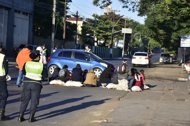 Grupos indígenas bloquean la avenida Artigas esta mañana.