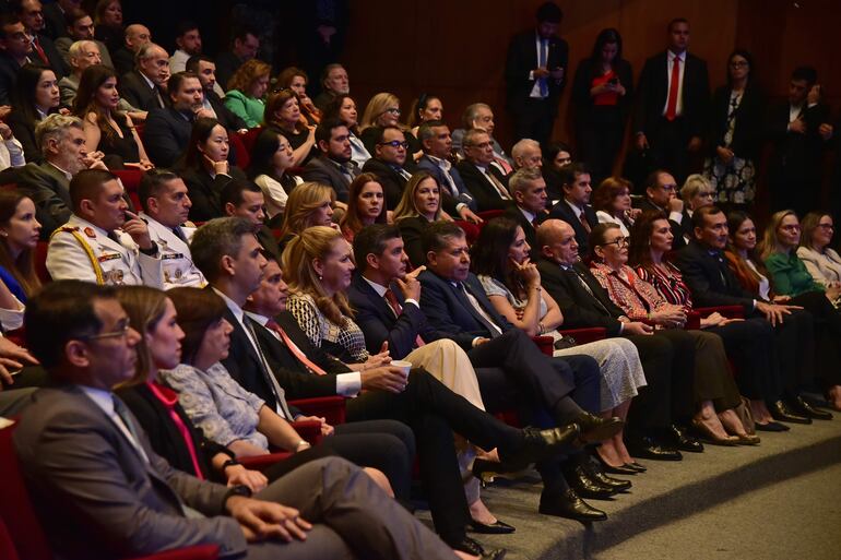 La conferencia se llevó a cabo en el BCP y contó con la presencia del presidente de la República, Santiago Peña.