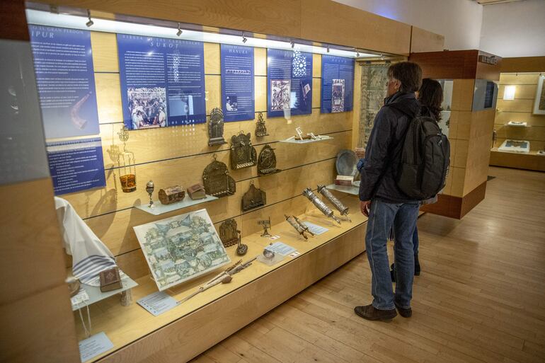 El Museo Sefardí de Toledo cumple 60 años dando a conocer al mundo la cultura judía y el legado sefardí, con el principal objetivo de proteger y difundir la Sinagoga del Tránsito, testigo de la presencia hebrea en la península y huella de la convivencia entre las tres culturas.
