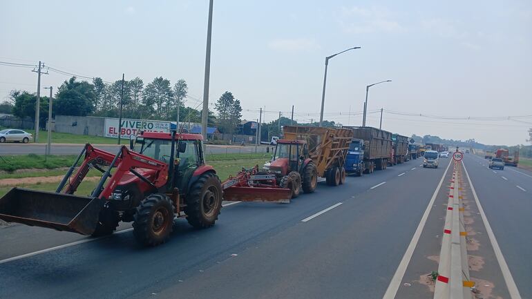 Unos 25 tractores y camiones se encuentran en la media calzada de la Ruta Py 02 en Caaguazú.