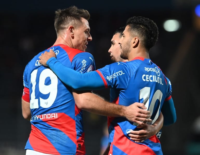 Diego Churín (19) y Cecilio Domínguez (d), jugadores de Cerro Porteño, celebran un gol en el partido ante Sportivo Luqueño por el fútbol paraguayo en el estadio La Nueva Olla, en Asunción. 