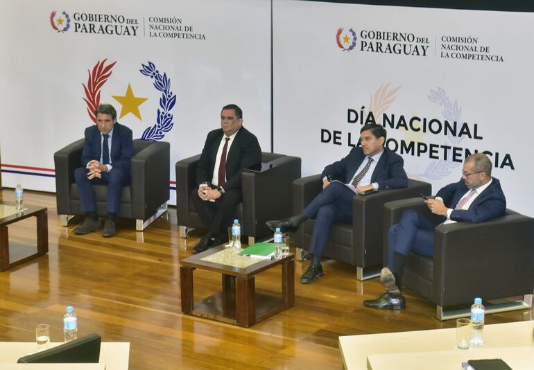 En el Día Nacional de la Competencia, realizaron paneles de debate y la entrega del premio al mejor ensayo que identifique barreras a la libre competencia. Las actividades se desarrollaron en el BCP.