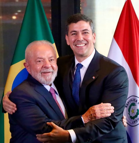 El abrazo que se dieron la semana pasada Lula da Silva y Santiago Peña, presidentes de Brasil y Paraguay respectivamente, en Nueva York.