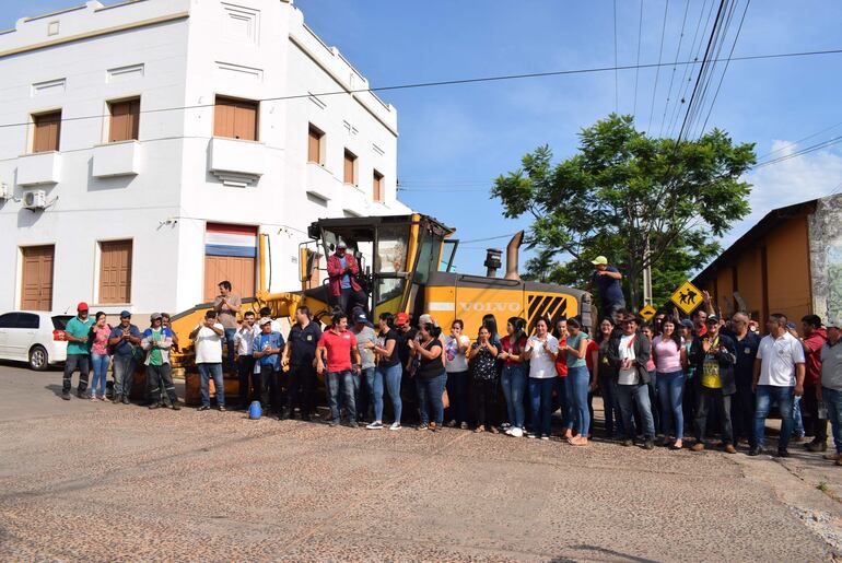 Funcionarios cerraron una calle para forzar aprobación del veto del intendente de Carapeguá.