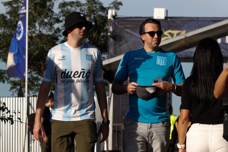 Hinchas del club Racing de Argentina en la Costanera Norte de Asunción, el jueves.