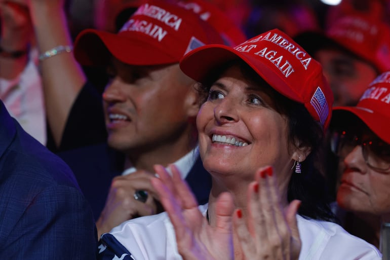 Partidarios de Donald Trump festejan el martes durante un evento en Palm Beach, Florida.